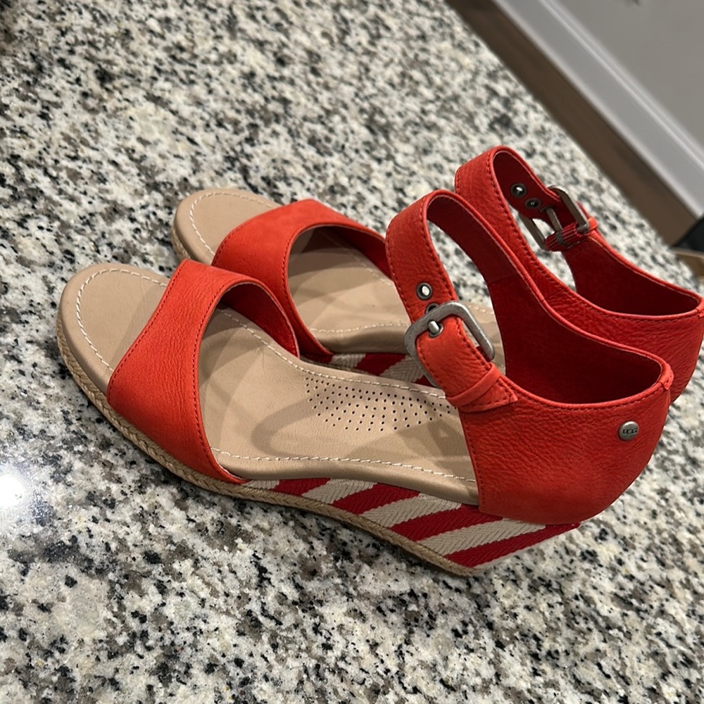 UGG Red Wedge Sandals with Open-Toe Design and Adjustable Ankle Strap - Picture 4 of 10